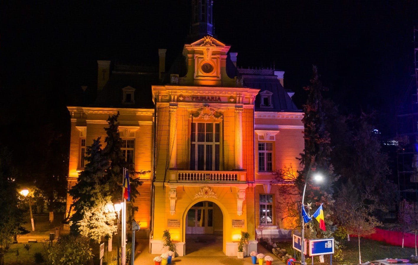 ÎN ACEASTĂ SEARĂ: Clădirea Primăriei Botoșani va fi iluminată în culoarea portocalie