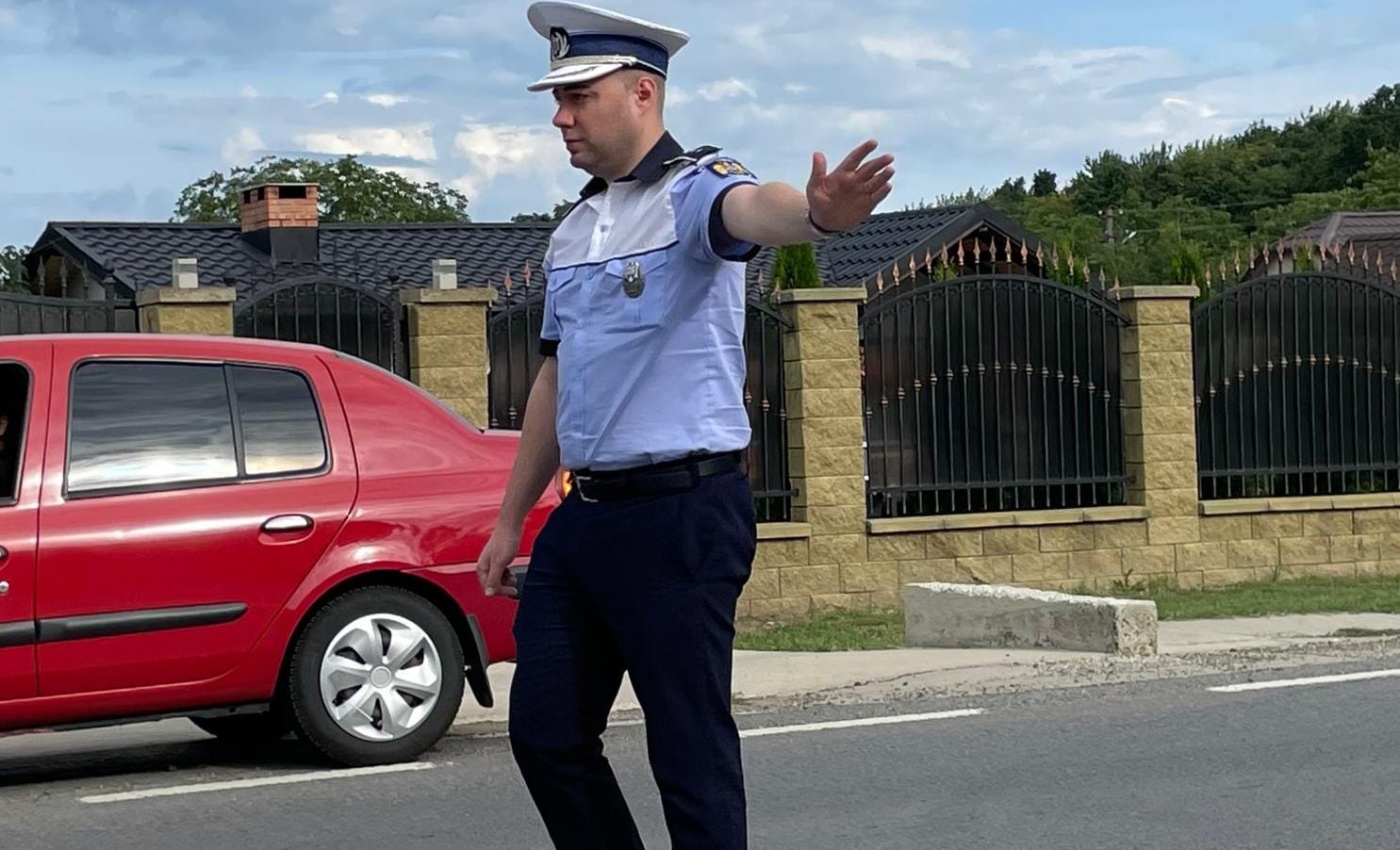 Un tânăr care s-a crezut șofer a fost scos din trafic de polițiști 