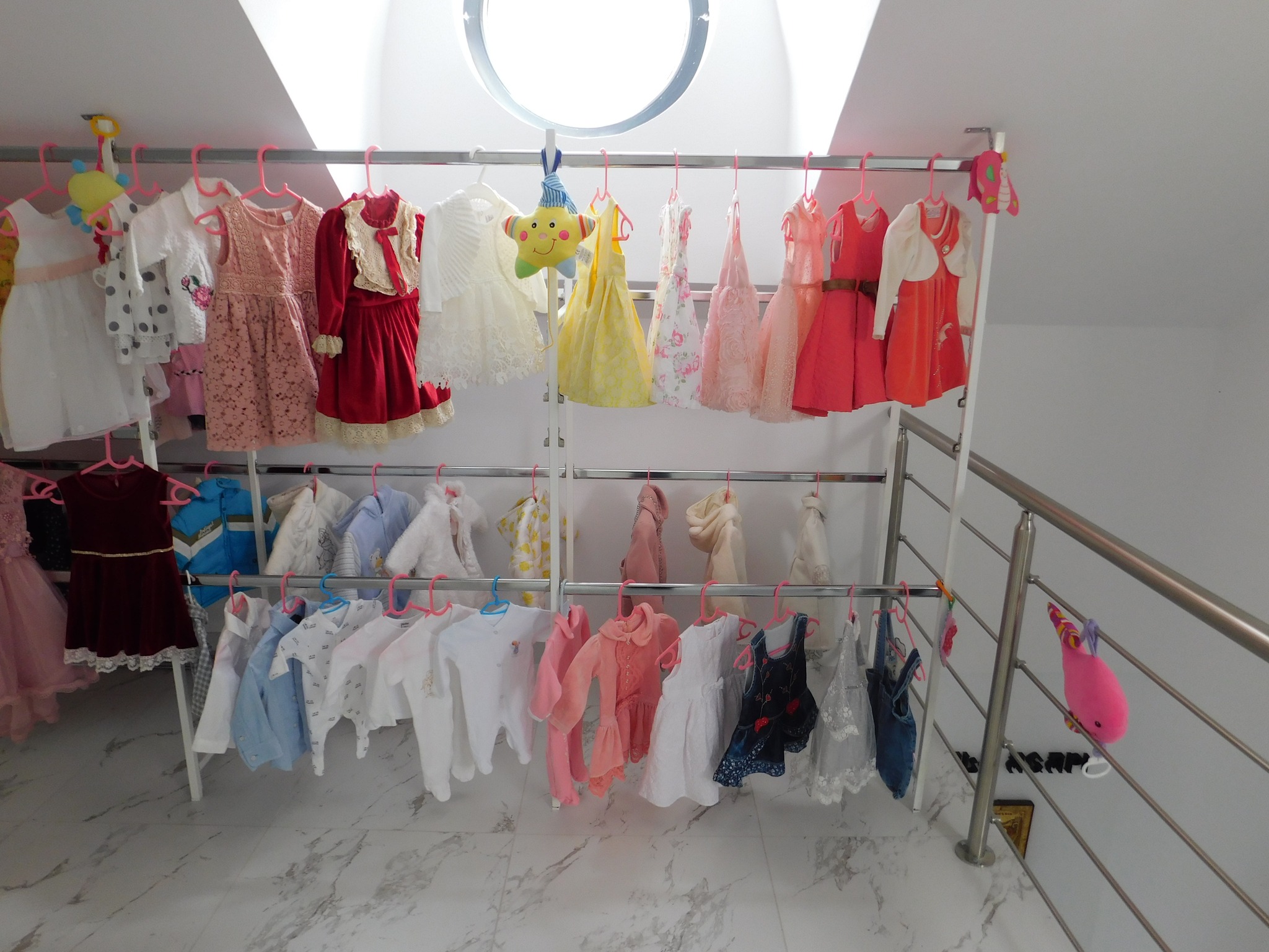 LOCUL din Botoșani de unde mămicile necăjite își pot lua gratis hăinuțe pentru copilași 