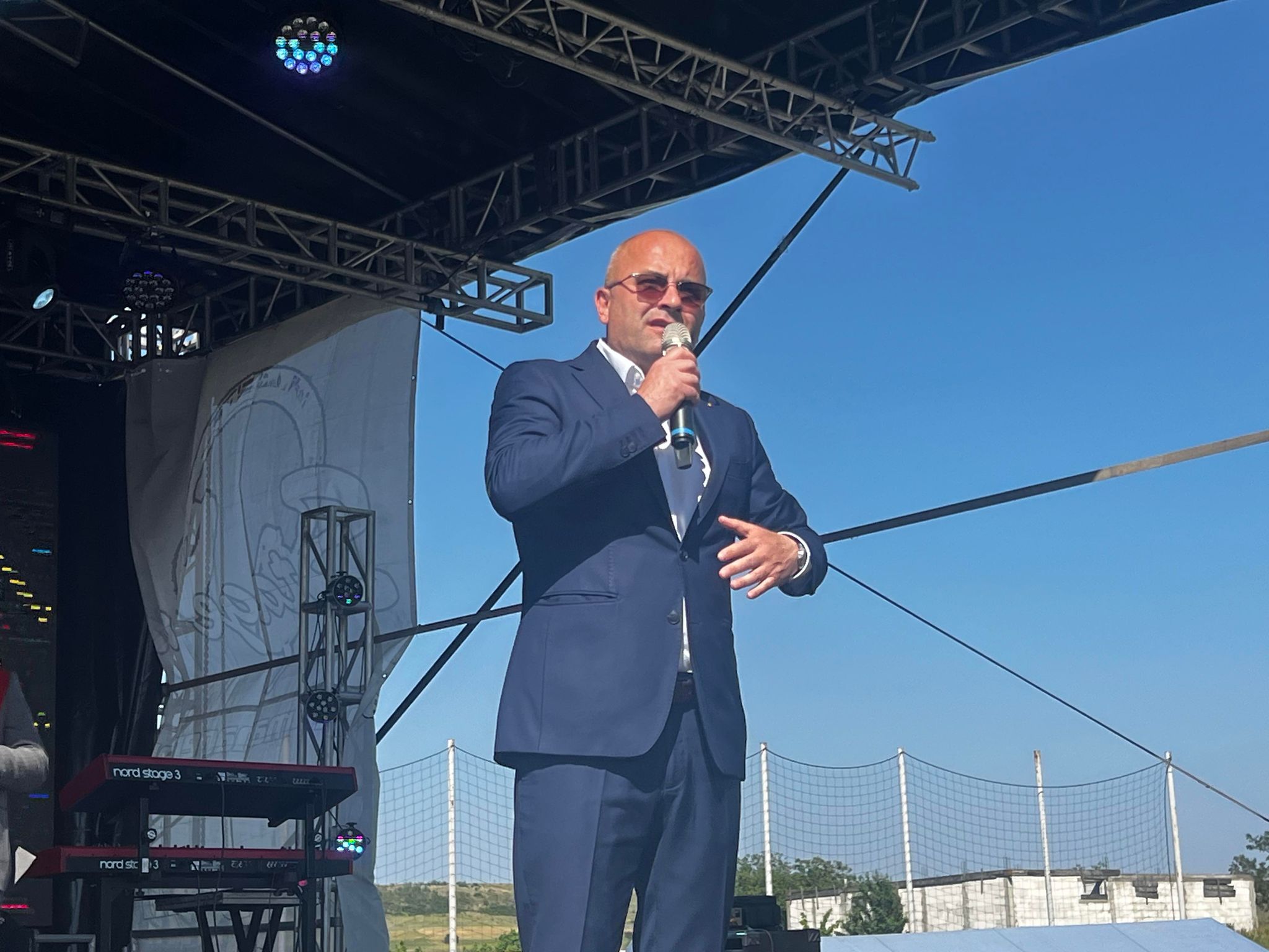 Adversari în trecut, prieteni dragi acum: Trufin pe scenă la Ipotești, tandrețuri politice cu primarul: Îmi este drag – VIDEO 