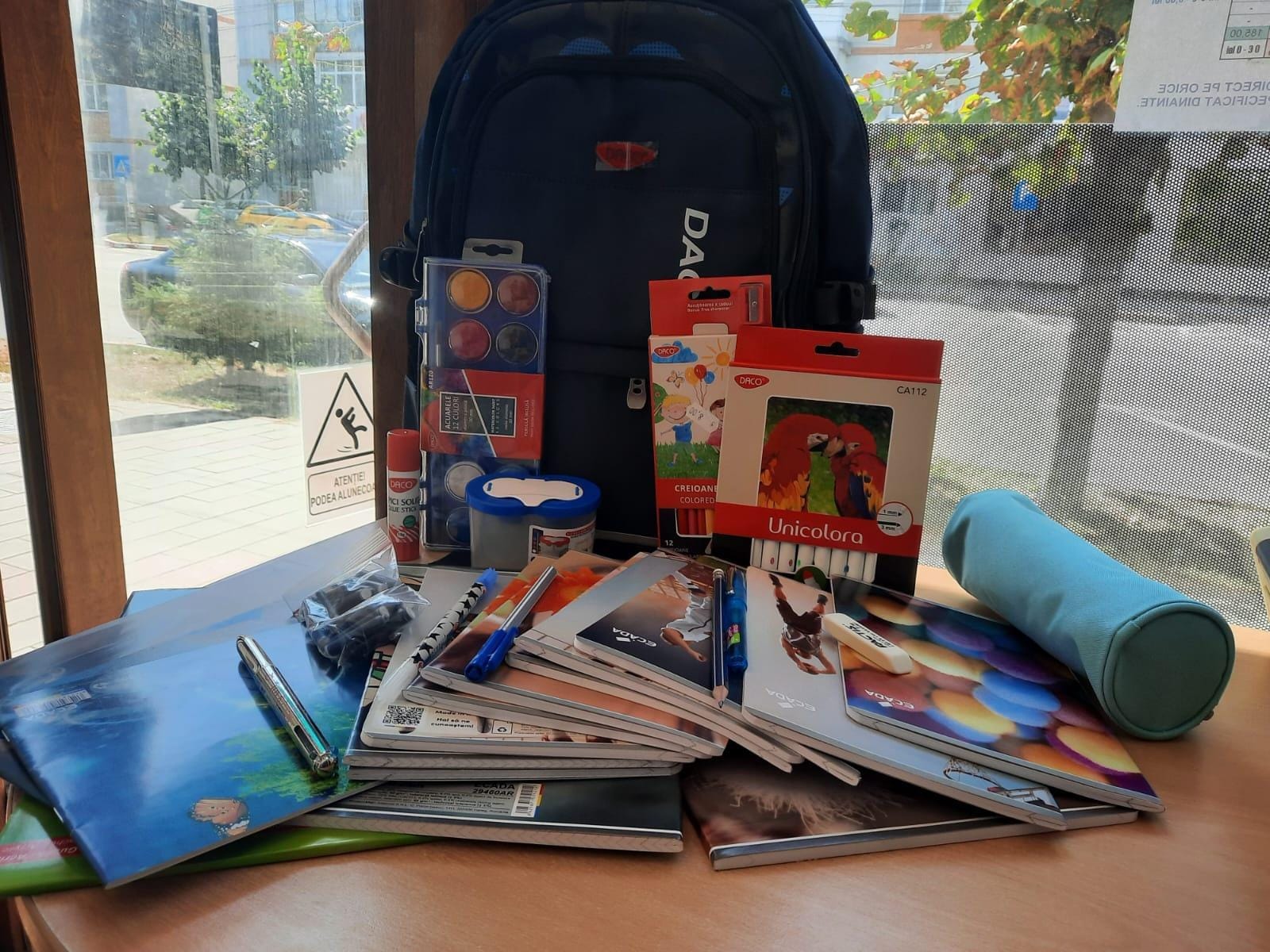 „Un ghiozdan pentru un școlar” Campanie de suflet lansată de o parohie din Botoșani: Sperăm să bucurăm cât mai mulți elevi 