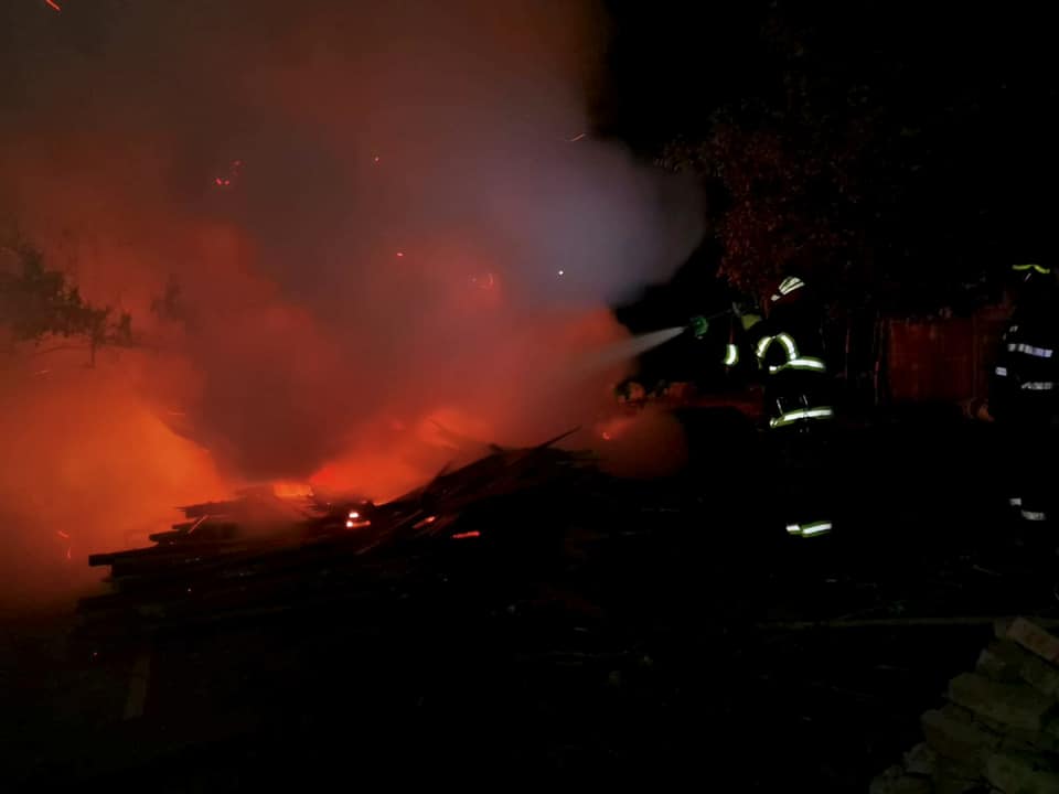 DRAMĂ în miez de noapte: Un bunic și trei nepoței au văzut moartea cu ochii 