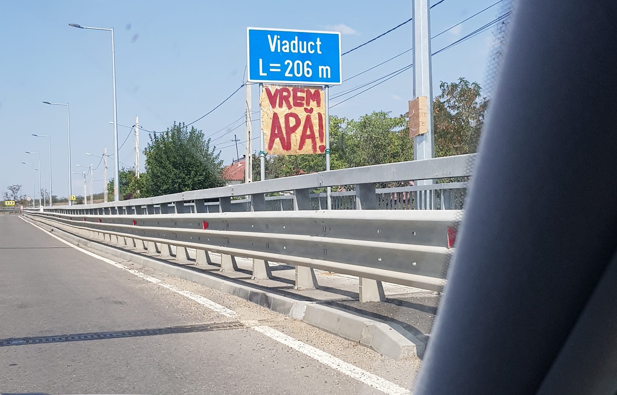 IMAGINILE disperării: Pancarte puse pe marginea drumului la Botoșani: Vrem apă!