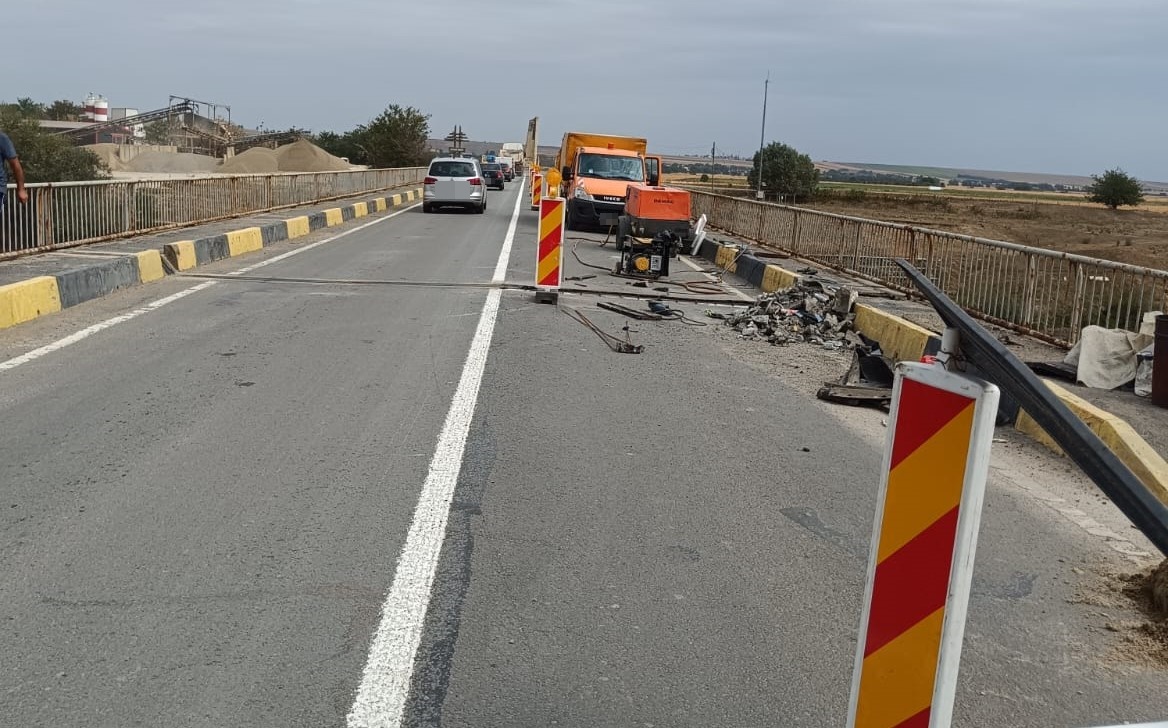 Trafic pe un singur sens, alternativ pe podul rutier de la limita județelor Botoșani și Suceava