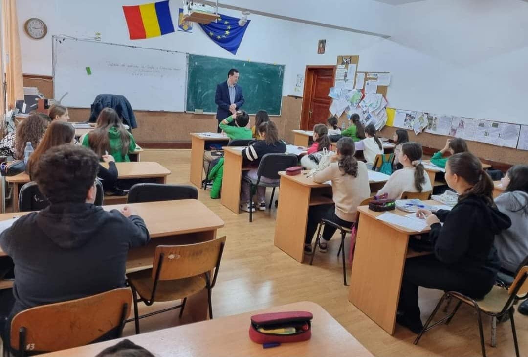 E oficial! Scade numărul elevilor într-o clasă de a IX-a, real și uman, din septembrie: Câți elevi vor fi într-o clasă