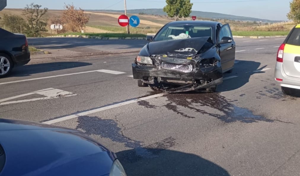 Două mașini izbite aproape de oraș, un șofer a fost rănit 