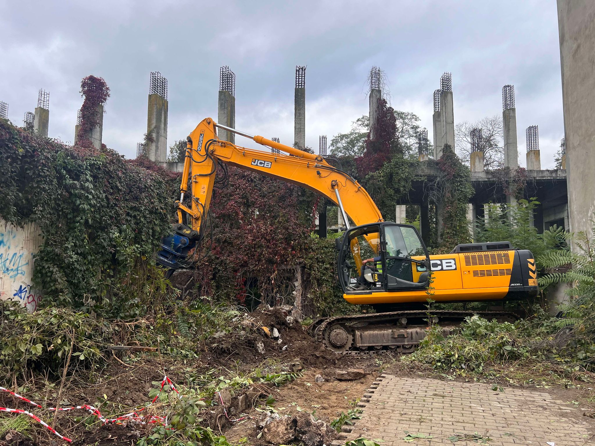 CLIPUL ZILEI 8 octombrie 2024: A început demolarea scheletului de lângă Parcul Eminescu 