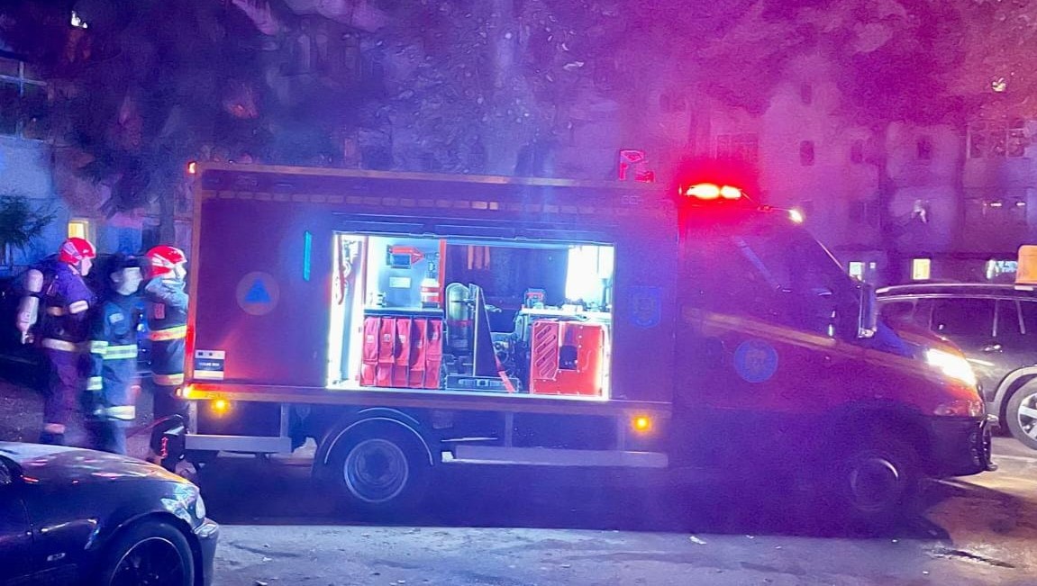 ULTIMĂ ORĂ: Incendiu într-un bloc de pe Calea Națională, un botoșănean a ajuns la spital 