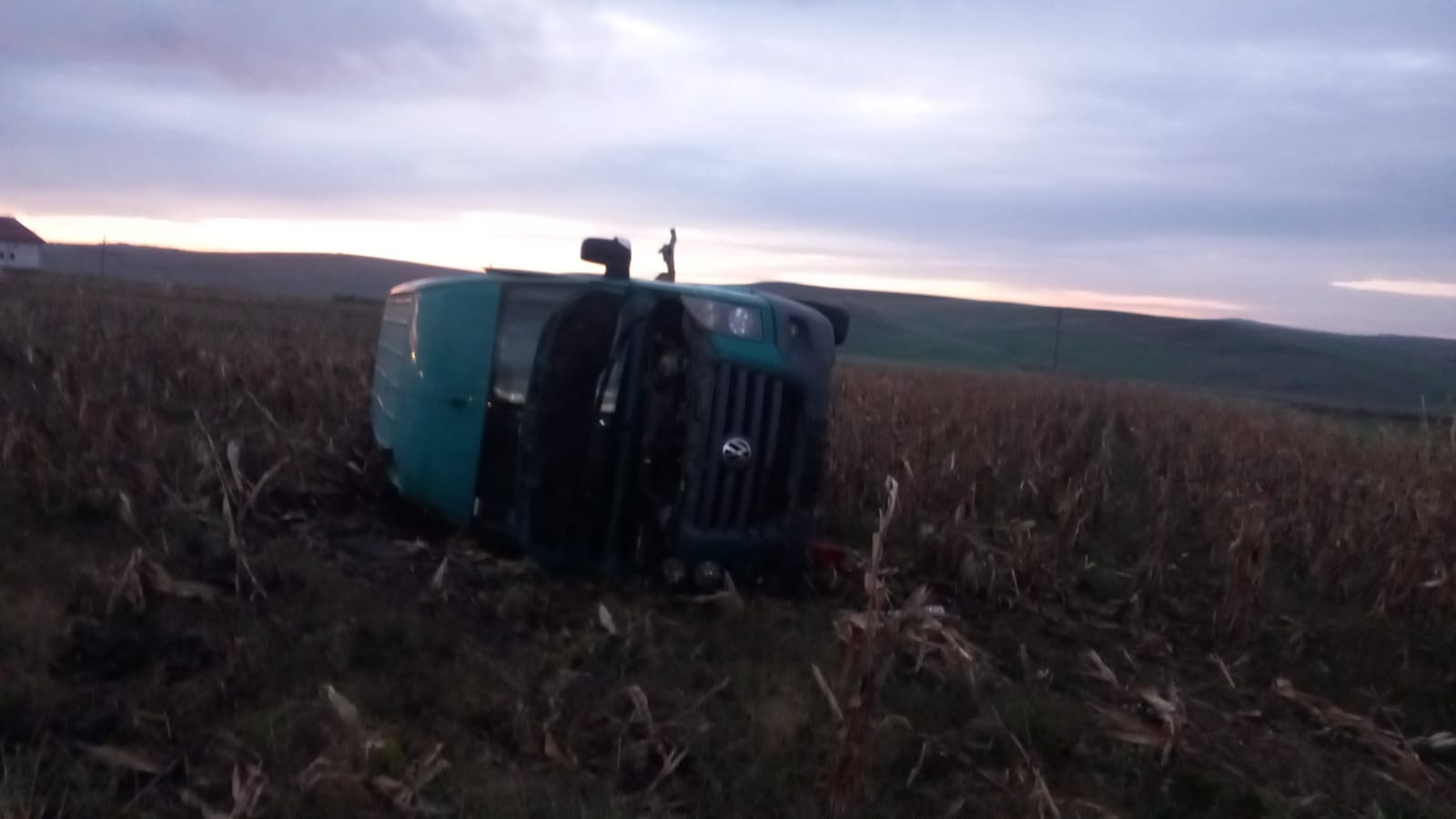 Microbuz din Botoșani răsturnat pe câmp din vina unui preot care ar fi adormit la volan