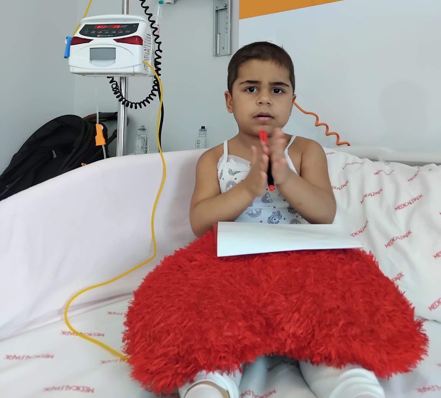 O fetiță are nevoie de ajutor: Fiecare secundă contează, iar timpul nu este de partea noastră