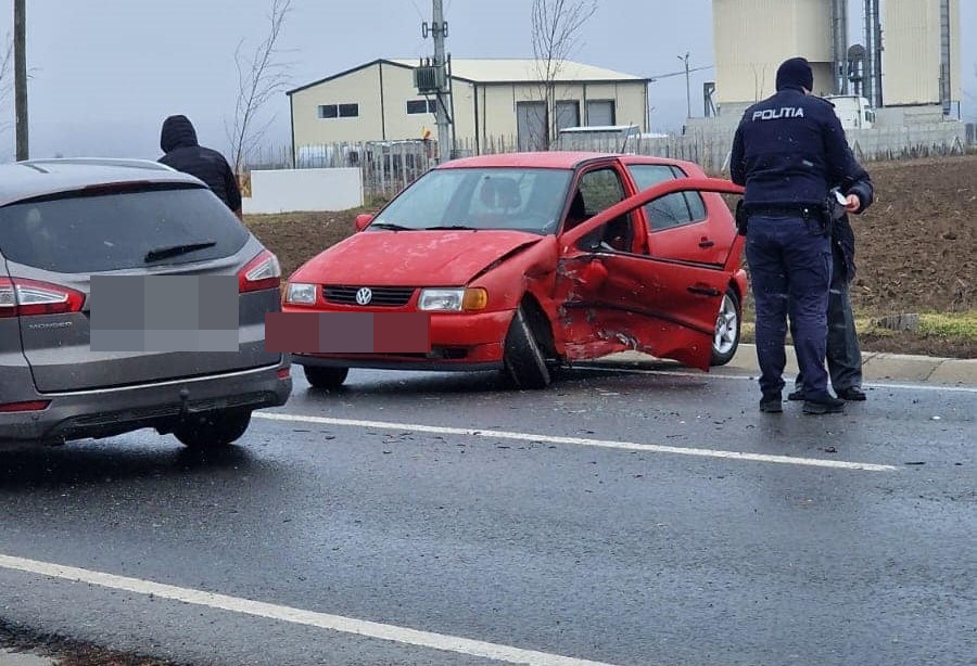 Două mașini s-au izbit pe drumul Botoșani – Suceava, un șofer a fost rănit 