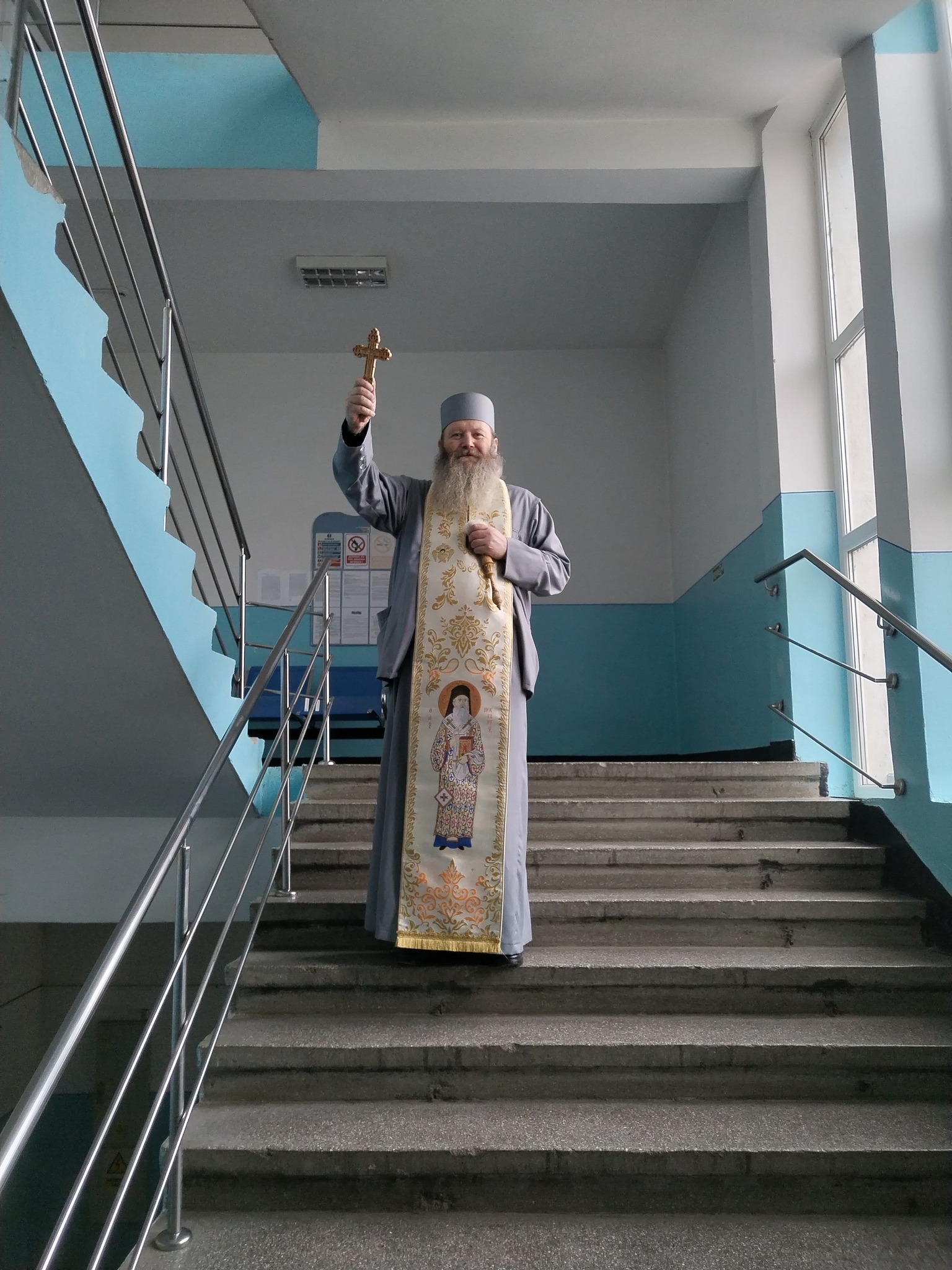 Preotul din Botoșani care aduce binecuvântarea Bobotezei în cabinetele medicilor și la paturile suferinzilor