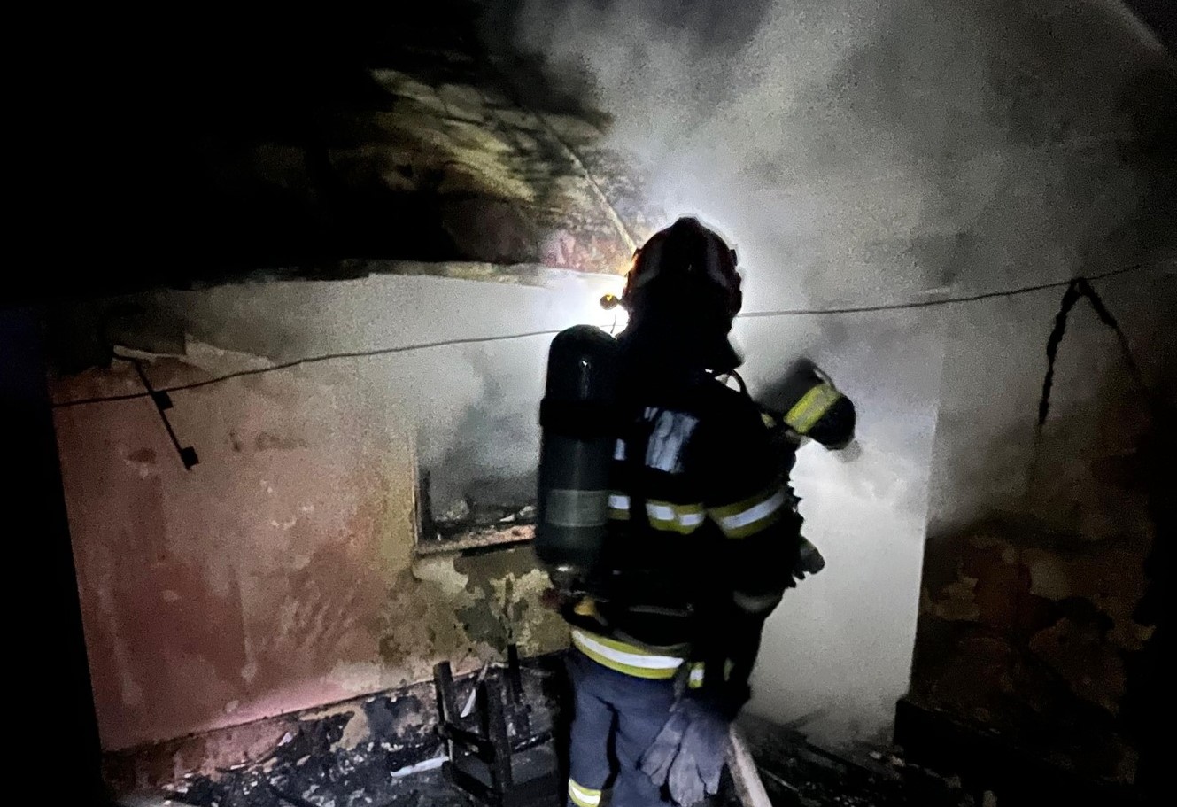 Un botoșănean a rămas pe drumuri în plină iarnă, un incendiu i-a distrus casa 