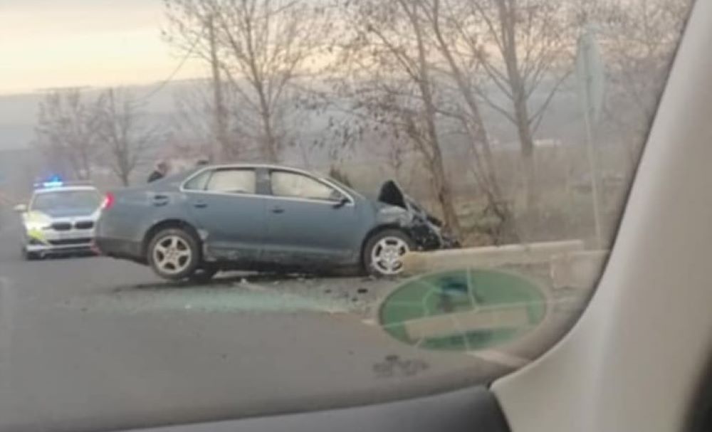 Mașină izbită într-un cap de pod în această dimineață