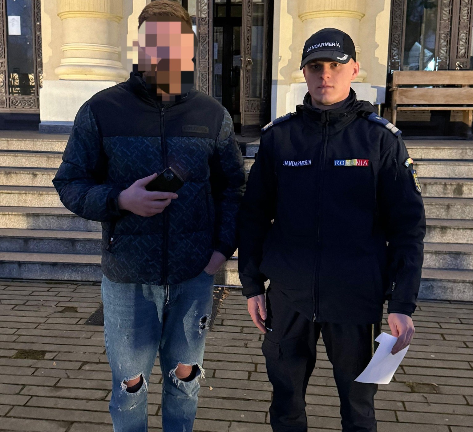 PĂȚĂNIA unui tânăr pe bulevard, l-a ajutat rapid un jandarm 