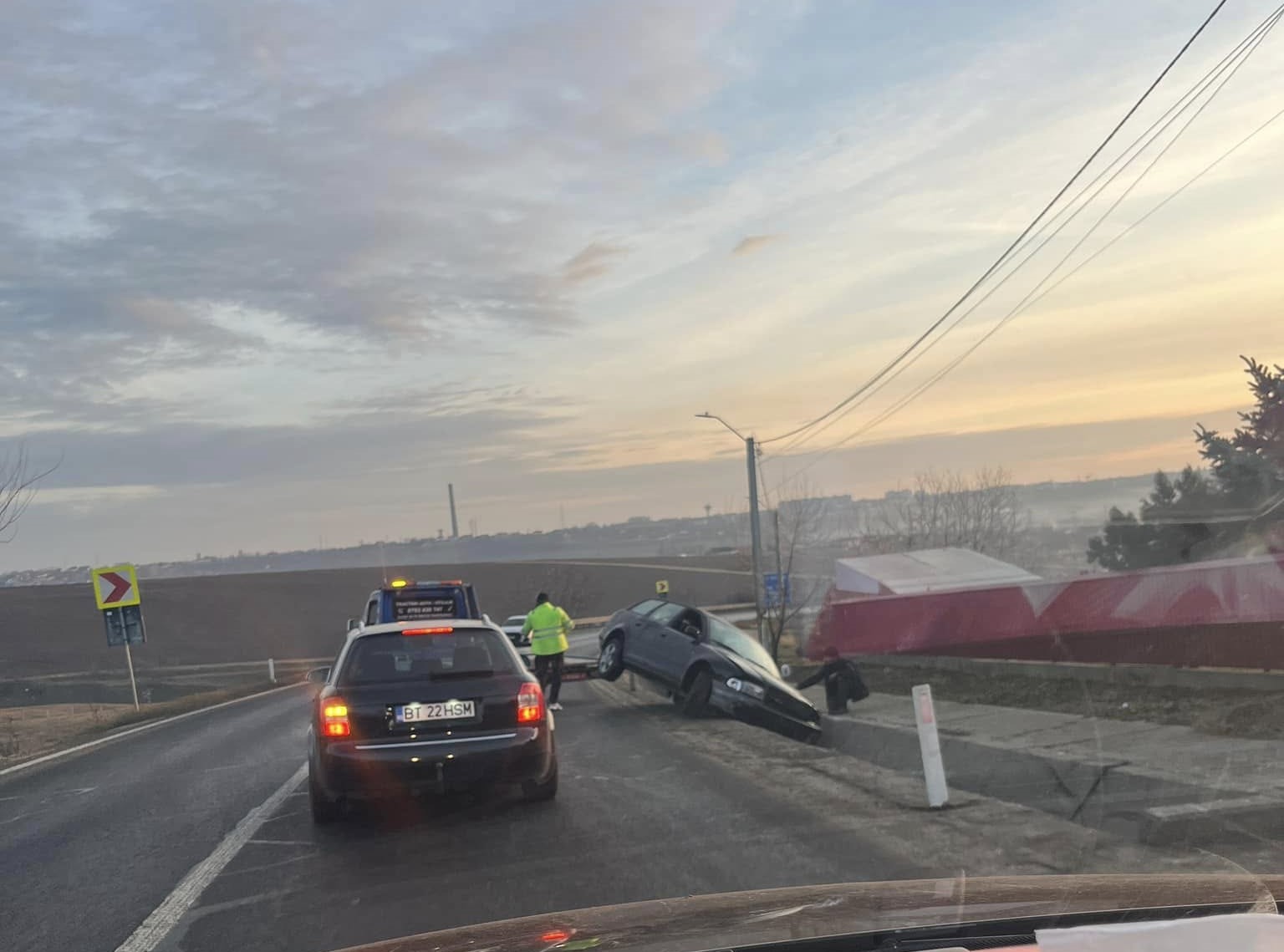 Accident rutier la Hudum: O mașină a ajuns în șanț