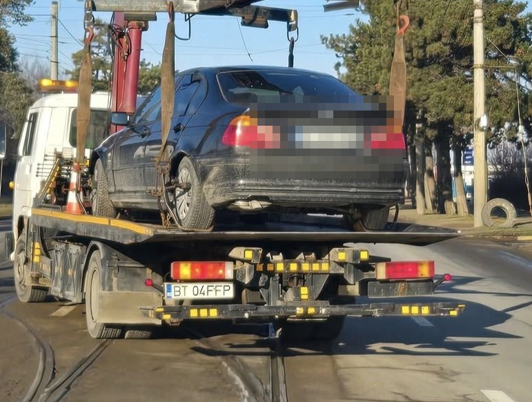 Mașini parcate aiurea prin oraș, polițiștii locali au făcut „curățenie”