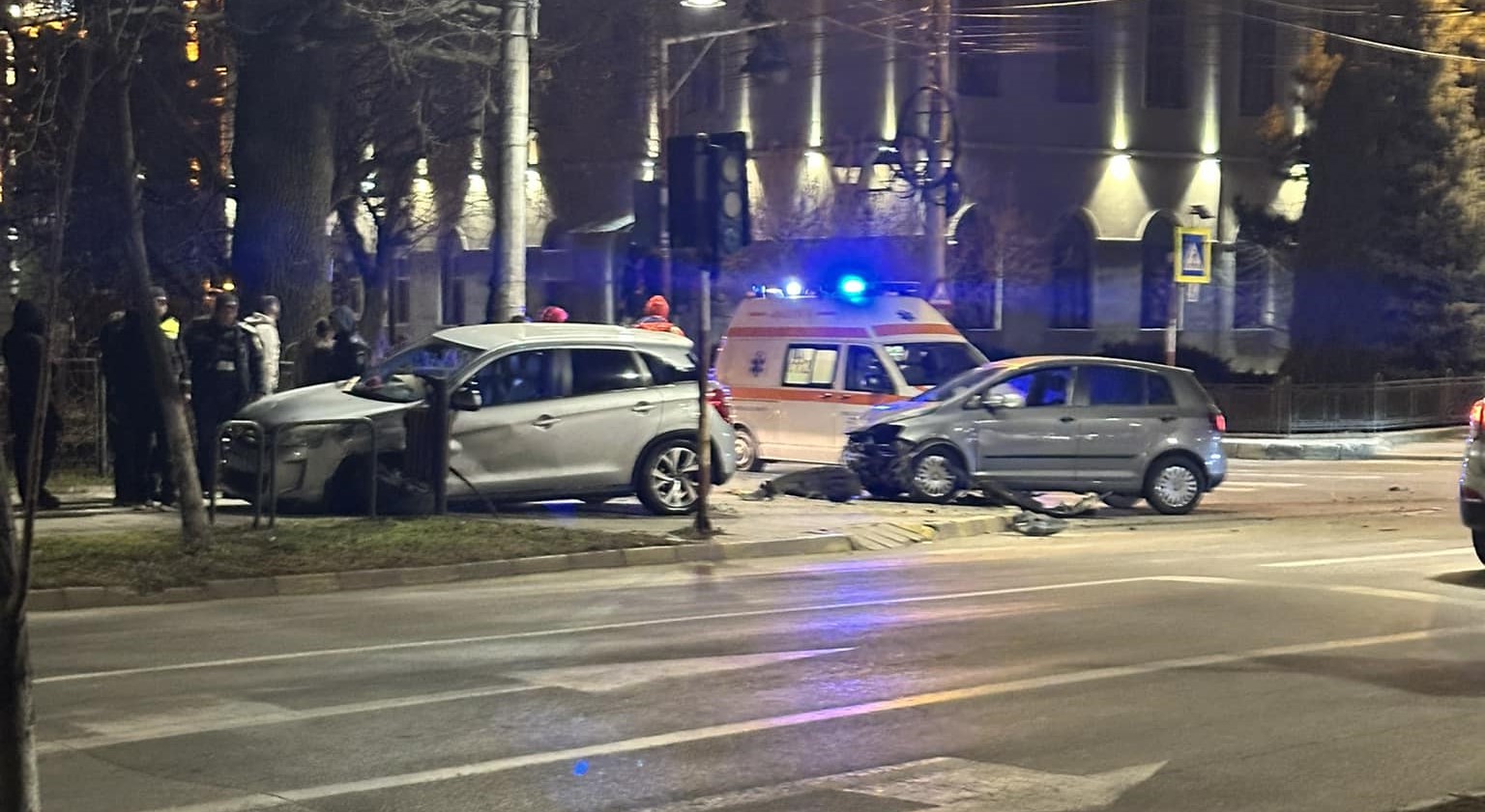 Două șoferițe s-au izbit cu mașinile într-o intersecție din municipiu 