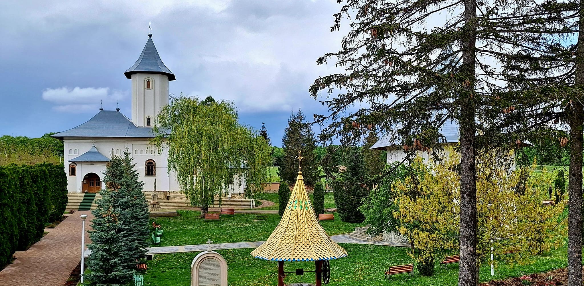 Hram la o mănăstire din Botoșani, slujbă oficiată de un sobor de preoți  