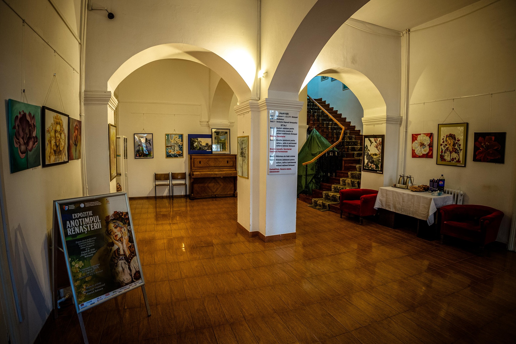 Expoziție colorată „Anotimpul renașterii” la Centrul de Creație: operele elevilor de la „Arte” încântă privitorii