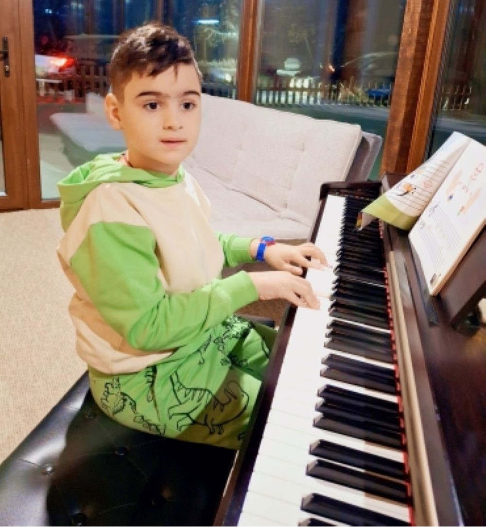 Să-l ajutăm pe Antonio, un băiețel care suferă de o boală rară: Nu se mai poate mișca singur