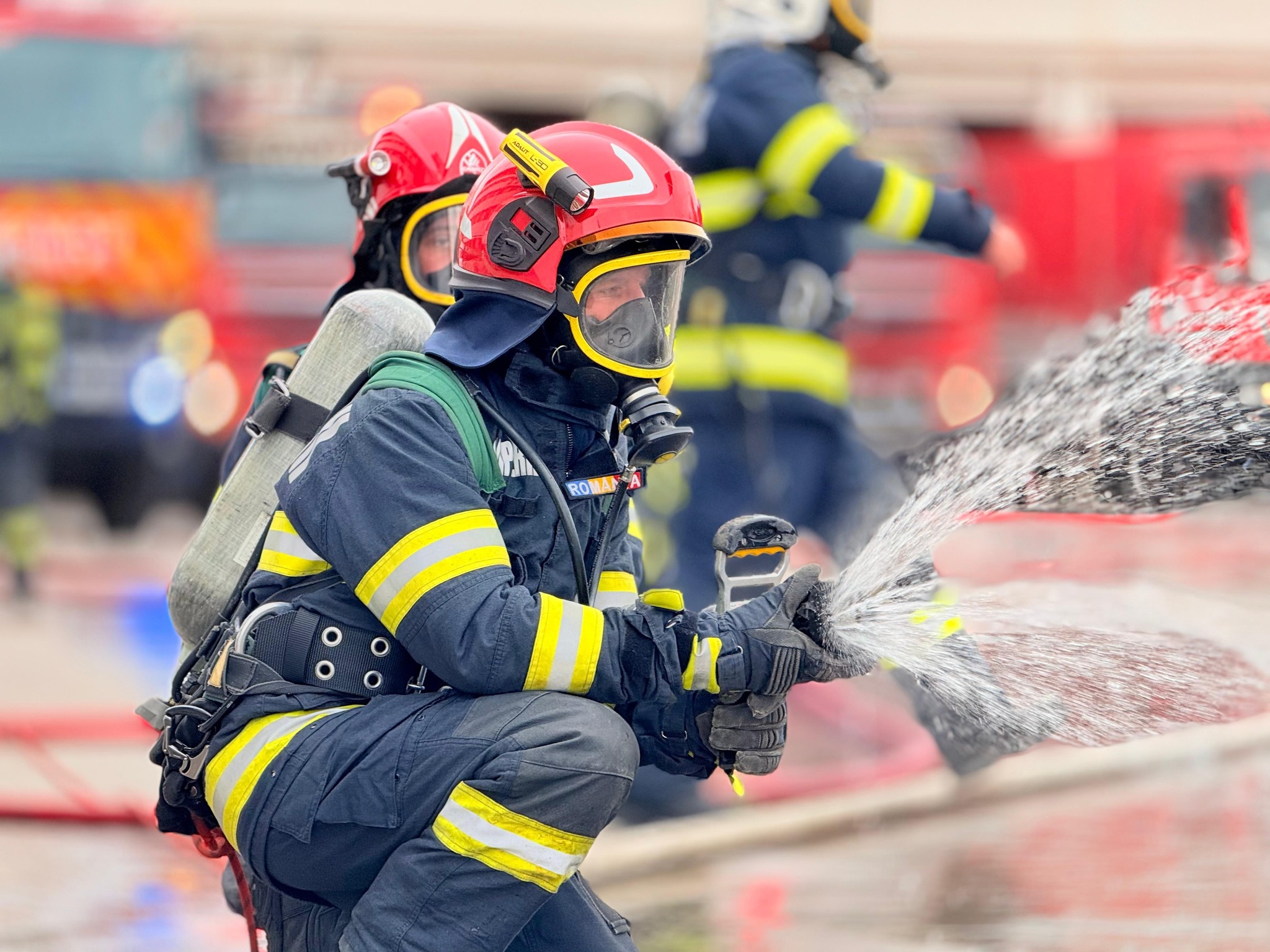 Casă cuprinsă de flăcări, pompierii au intervenit urgent 