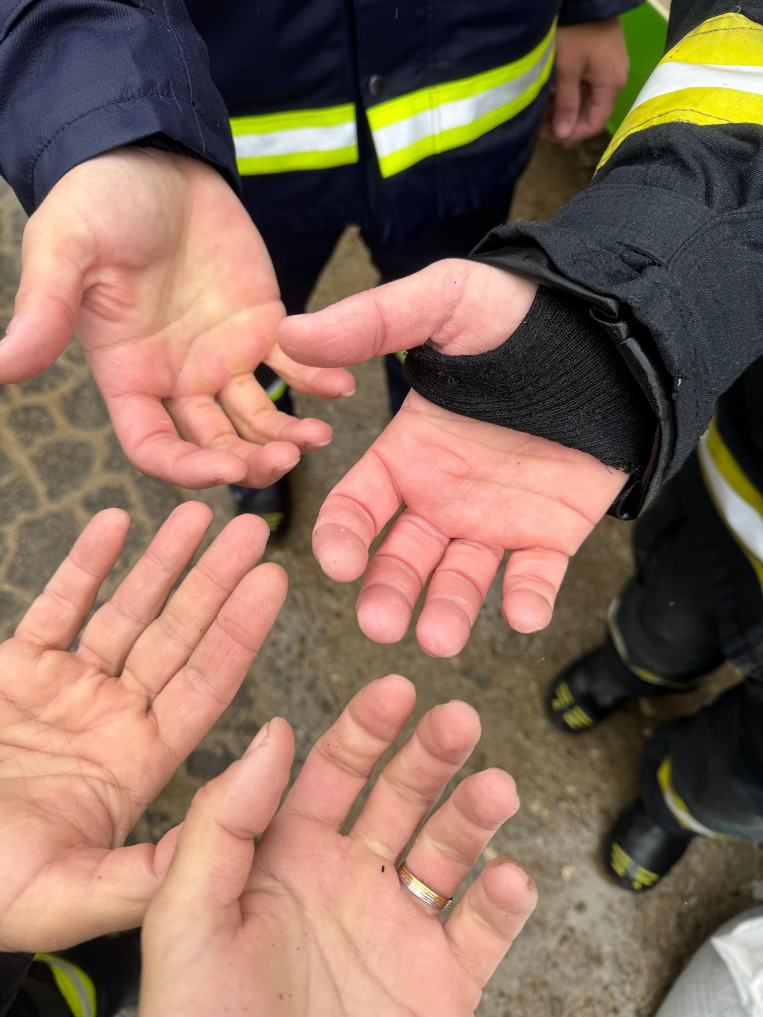 Mâinile care spun povești: Eroii tăcuți din aceste zile la Botoșani – A fost puntea dintre pericol și viață 