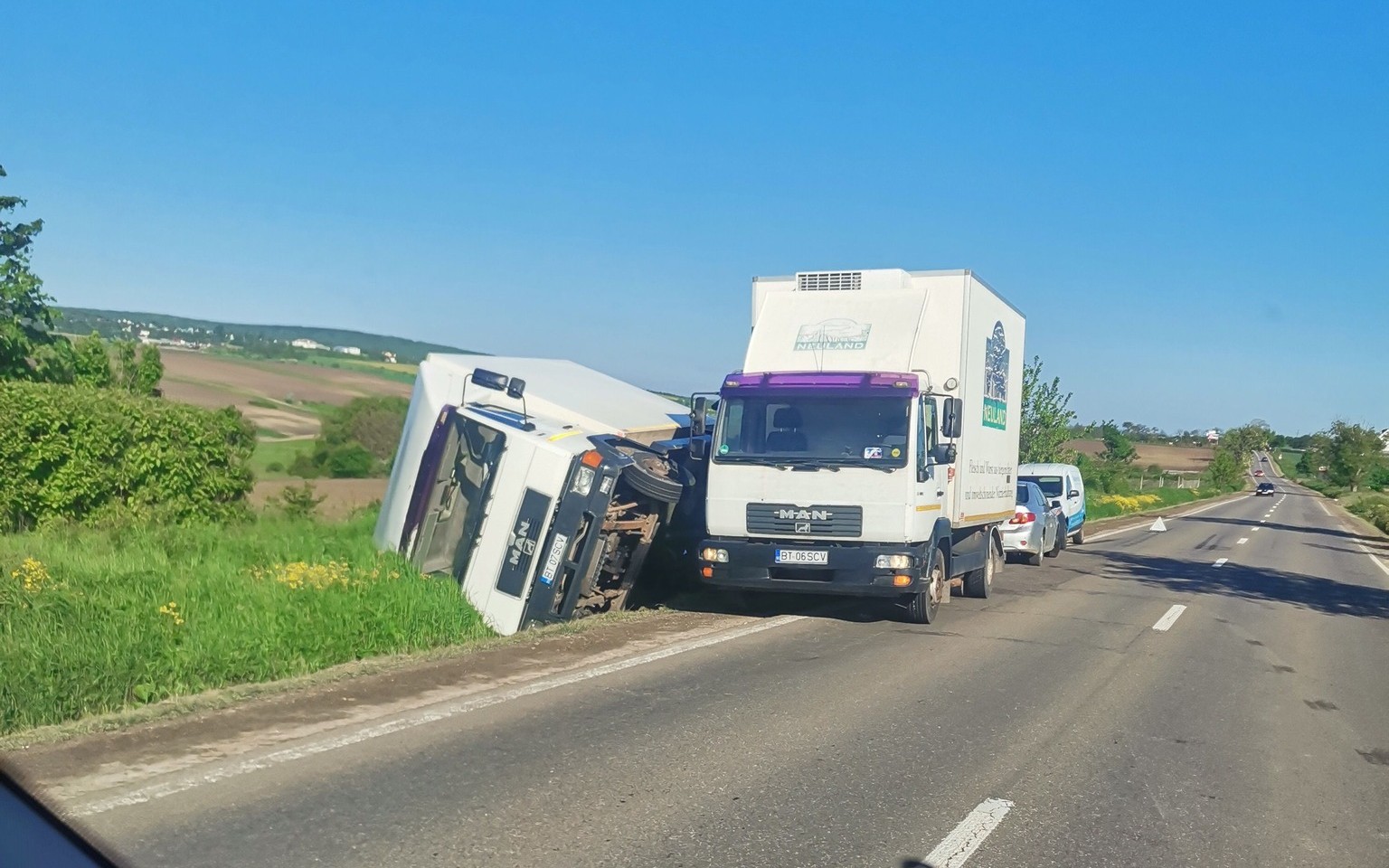 Accident la Cucorăni: Un camion s-a răsturnat pe marginea drumului 