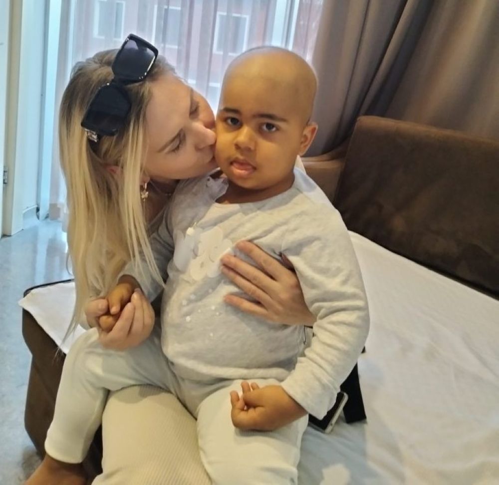 O fetiță de aproape patru anișori are nevoie de ajutor: Să o ținem pe Denisa în viață