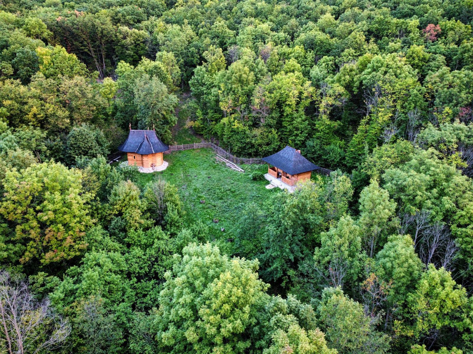 Hram la „bisericuța din pădure”  - PROGRAMUL liturgic 