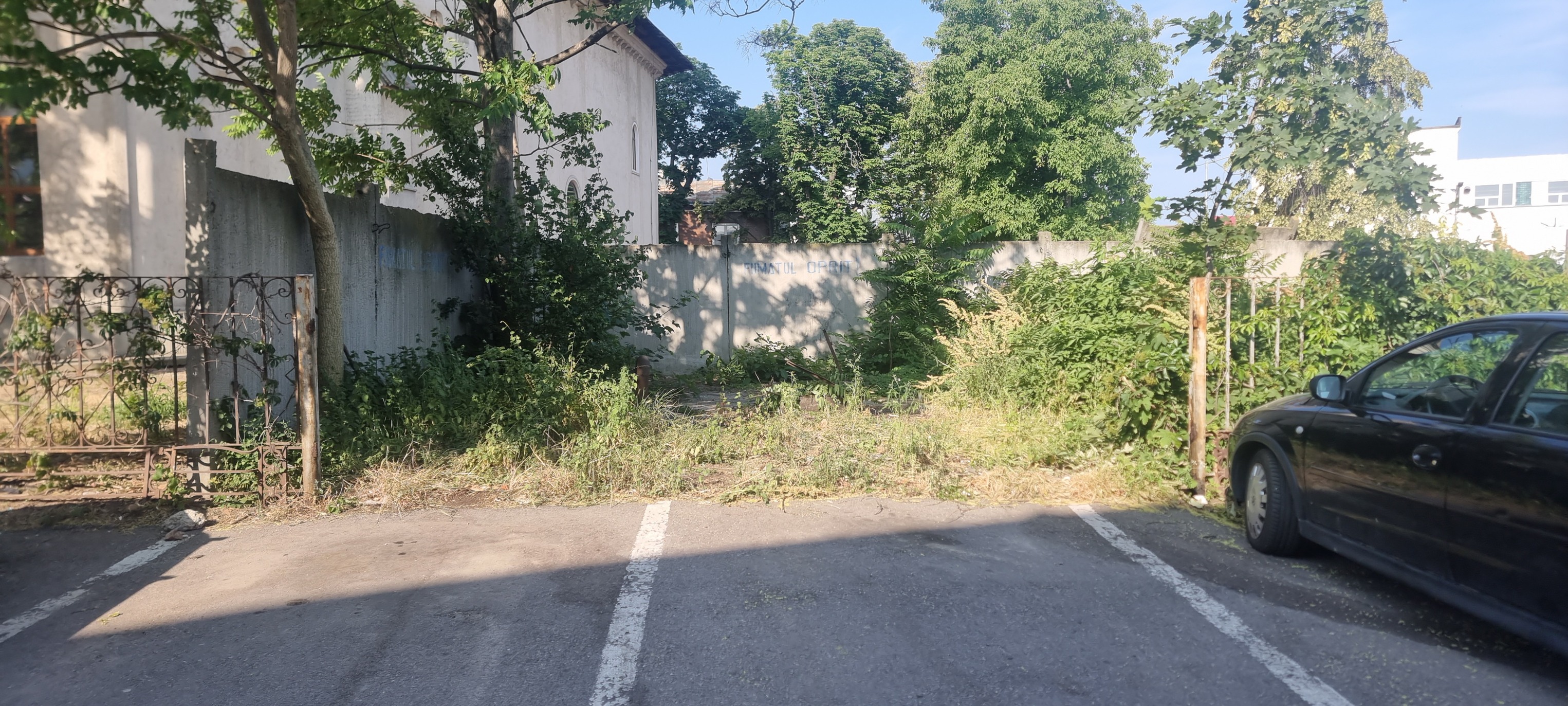 INCREDIBIL: S-au furat porțile de la Biserica Uspenia din Centrul Vechi - Dacă a văzut cineva, ceva suspect, vă rog să ne spuneți...