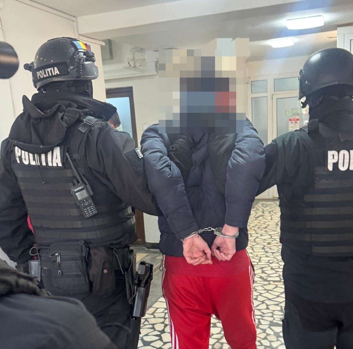 Atac cu sabia într-o sală de jocuri de noroc: Trei botoșăneni ajung la Tribunal după ce au băgat în spital un tânăr 