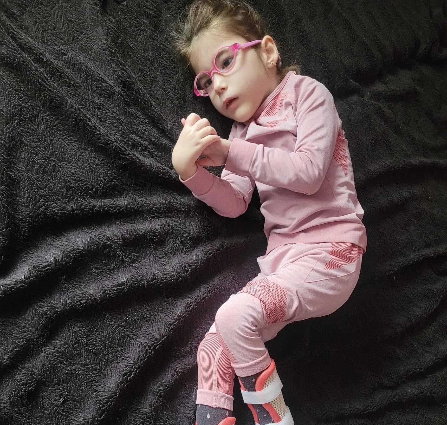 La doar 5 ani, o fetiță se luptă cu două boli rare și grave