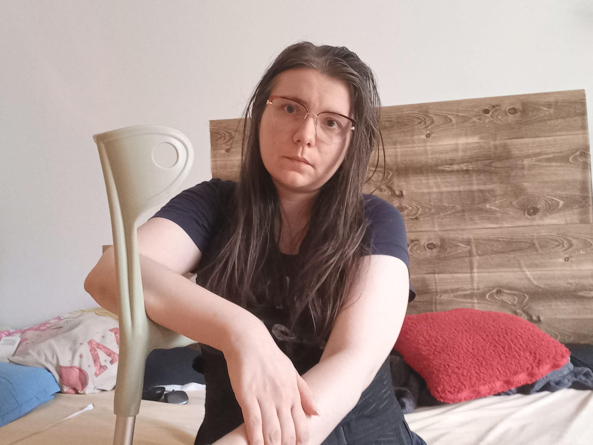 APEL disperat pentru tânăra cu 20 de șuruburi în coloană și o proteză