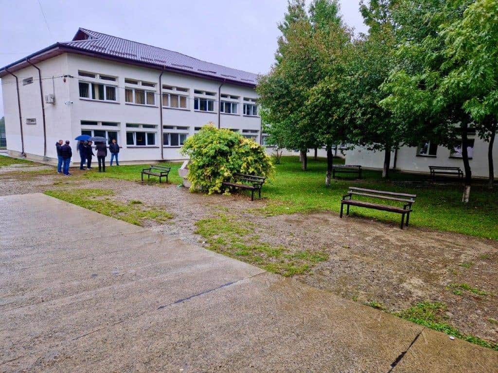 Investiție a Consiliului Județean: Alei senzoriale și spații de relaxare în curtea unei școli 