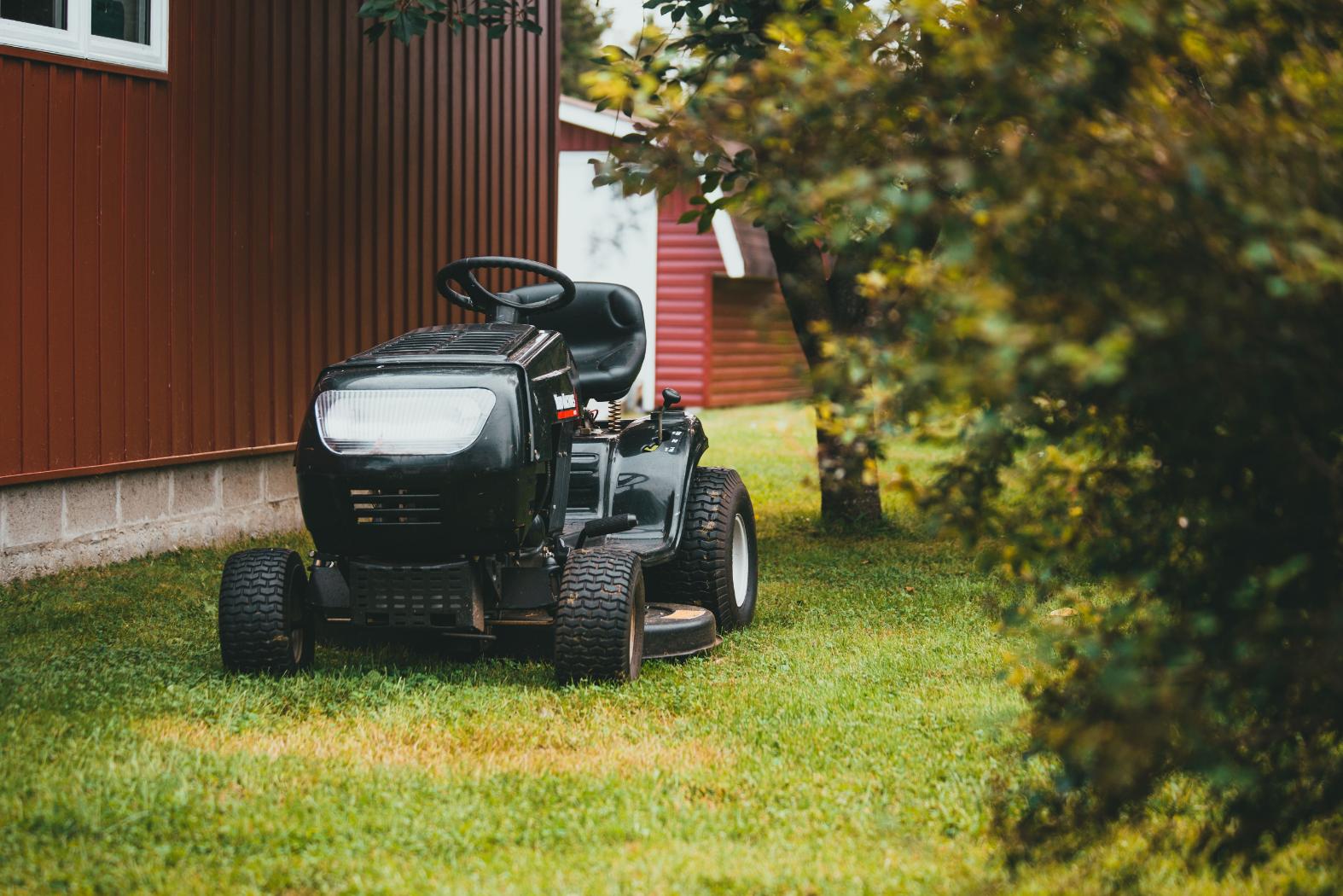 6 criterii când cumperi un tractoraș de tuns iarba pentru grădina ta