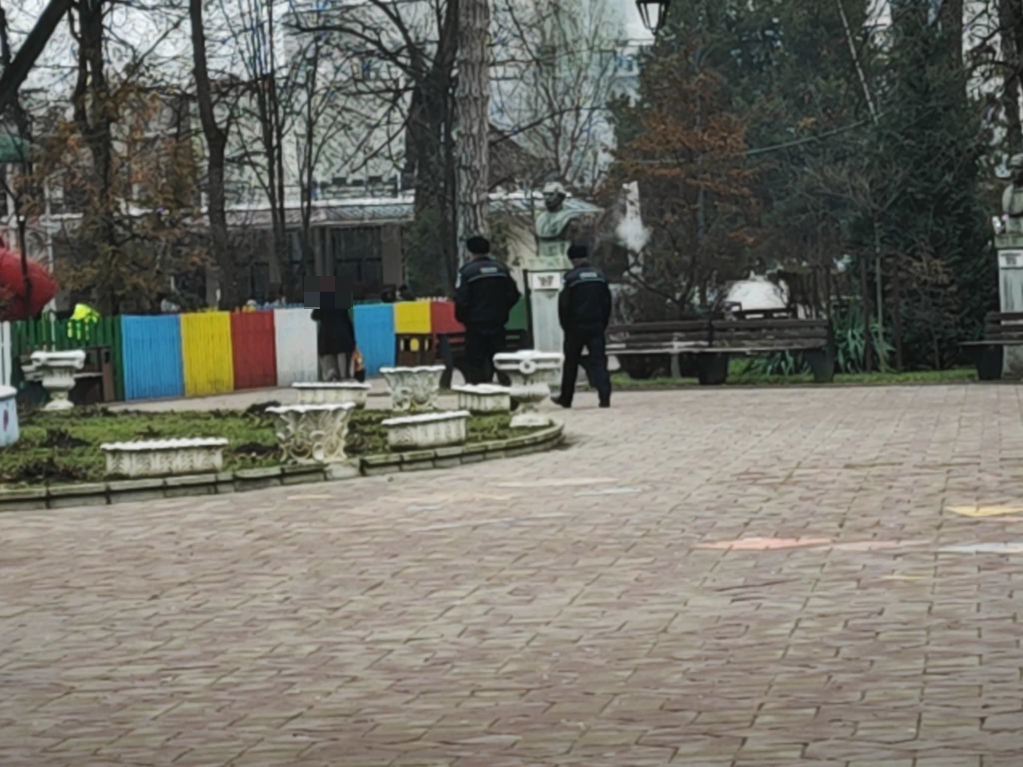 Scene OBSCENE în parc: Un botoșănean a fost reținut de polițiști  