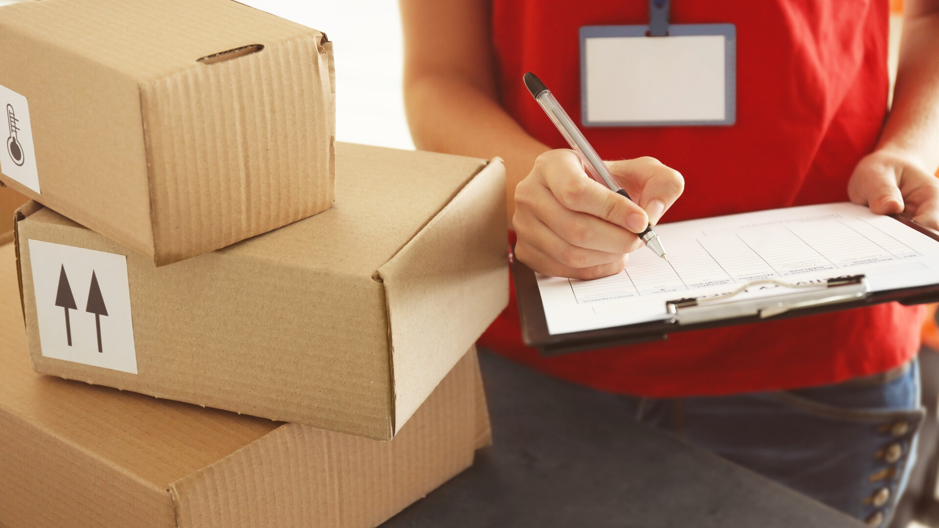 Se scumpesc coletele cu marfă de pe site-uri chinezești: CE pregătește Uniunea Europeană