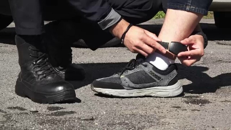 Un bărbat violent a fost arestat după ce și-a distrus brățara electronică