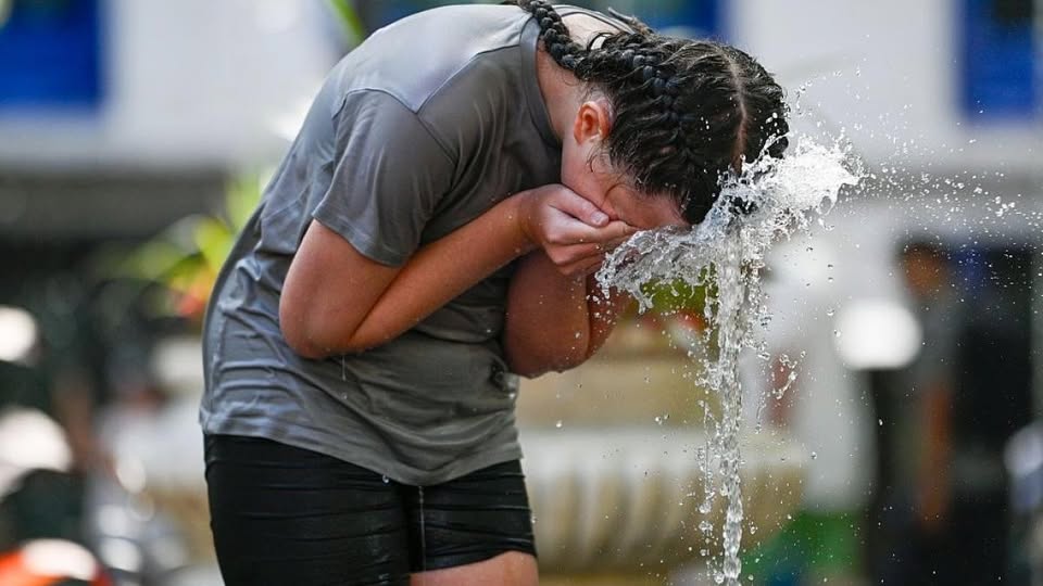 Cum recunoști deshidratarea pe caniculă înainte să se agraveze: semne diferite la adulți și copii