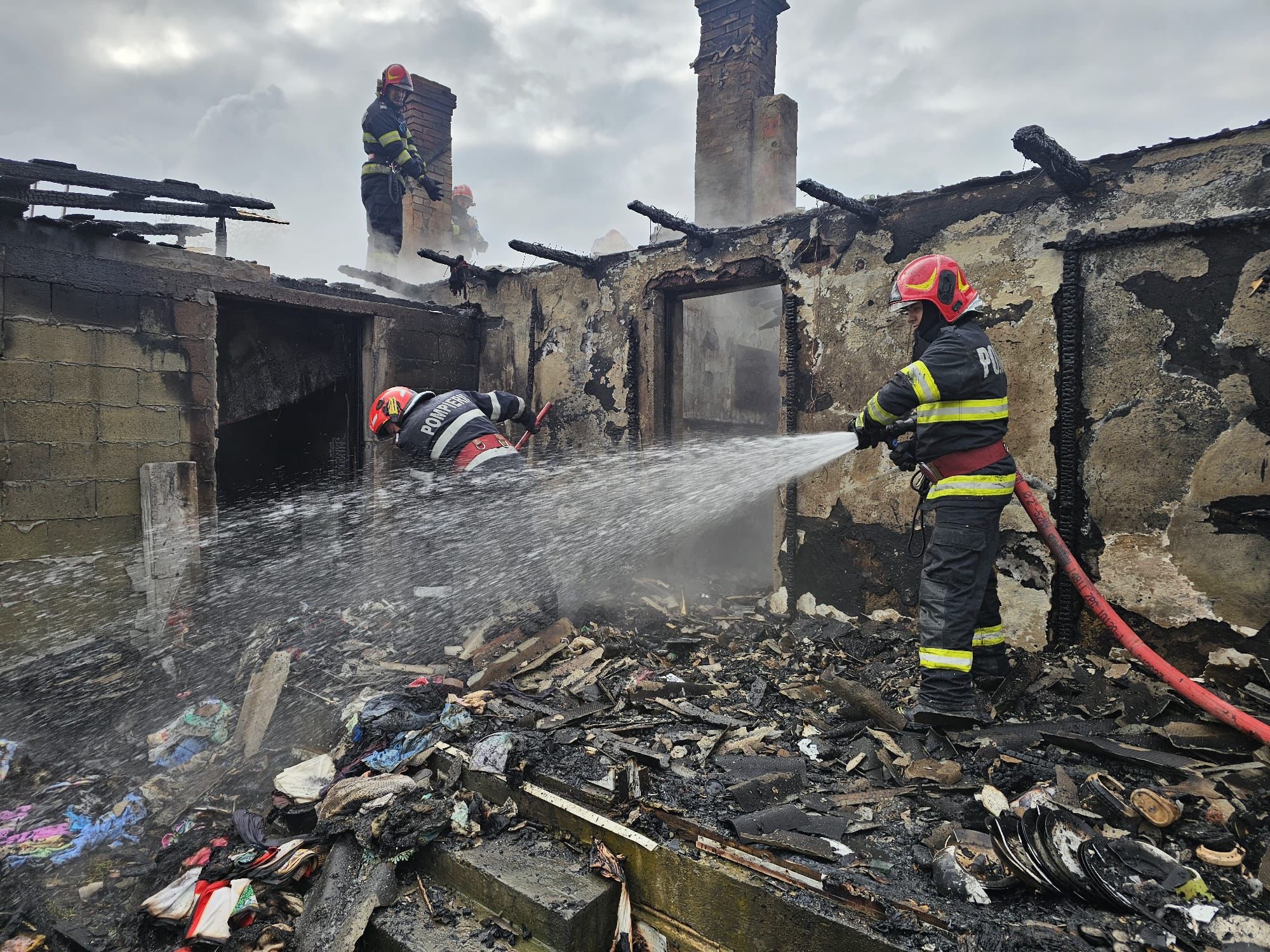 Gospodărie cuprinsă de flăcări într-o localitate din Botoșani 