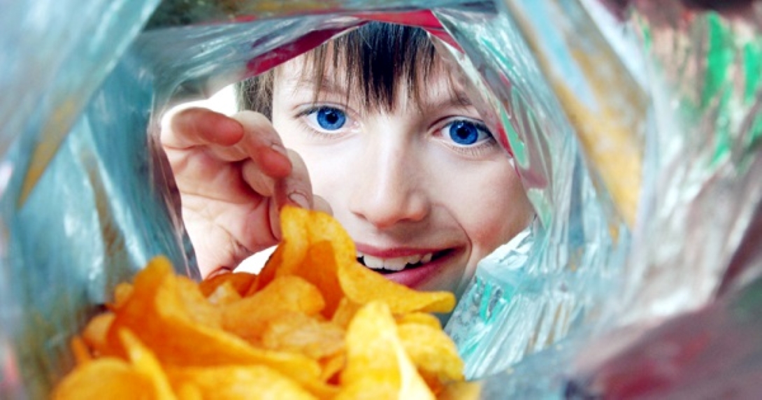 Vânzarea băuturilor, dar și a mâncării nesănătoase ar putea fi INTERZISĂ în școli 