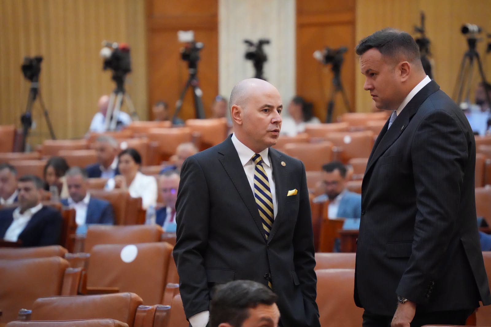Ce spun 5 parlamentari despre o lege anti-dezinformare. Un deputat PNL vrea interzicerea TikTok. „Pericolul de abuz e mai mare”, spune un senator AUR 