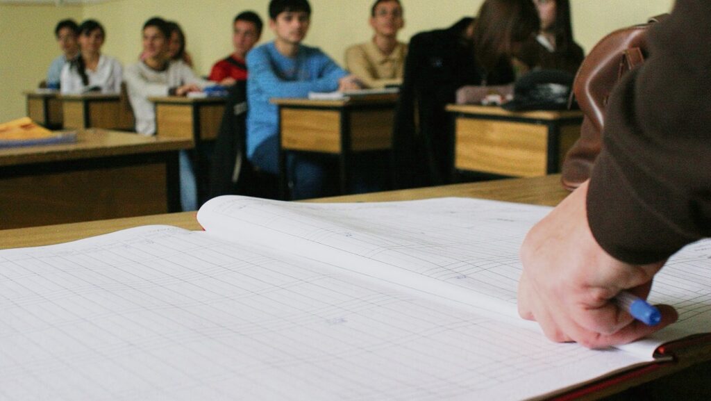 Directorii de școli pot fi eliberați din funcție la propunerea „motivată” a primarilor, începând cu anul școlar 2024-2025