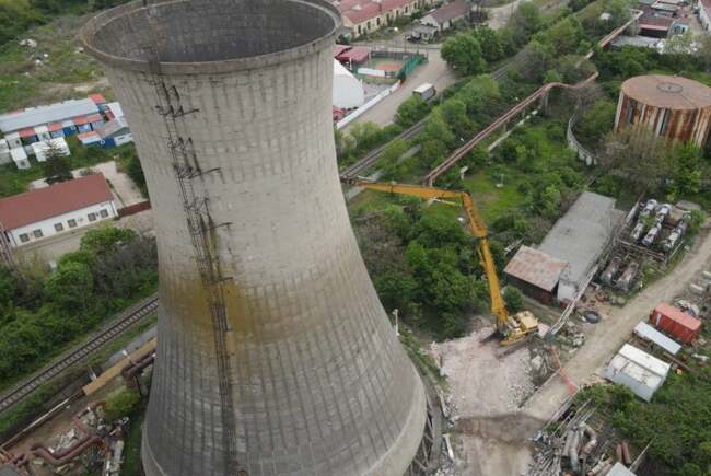 SPECTACULOS: Elsaco a dărâmat un turn cât un bloc de 20 de etaje pentru modernizarea unui CET - VIDEO