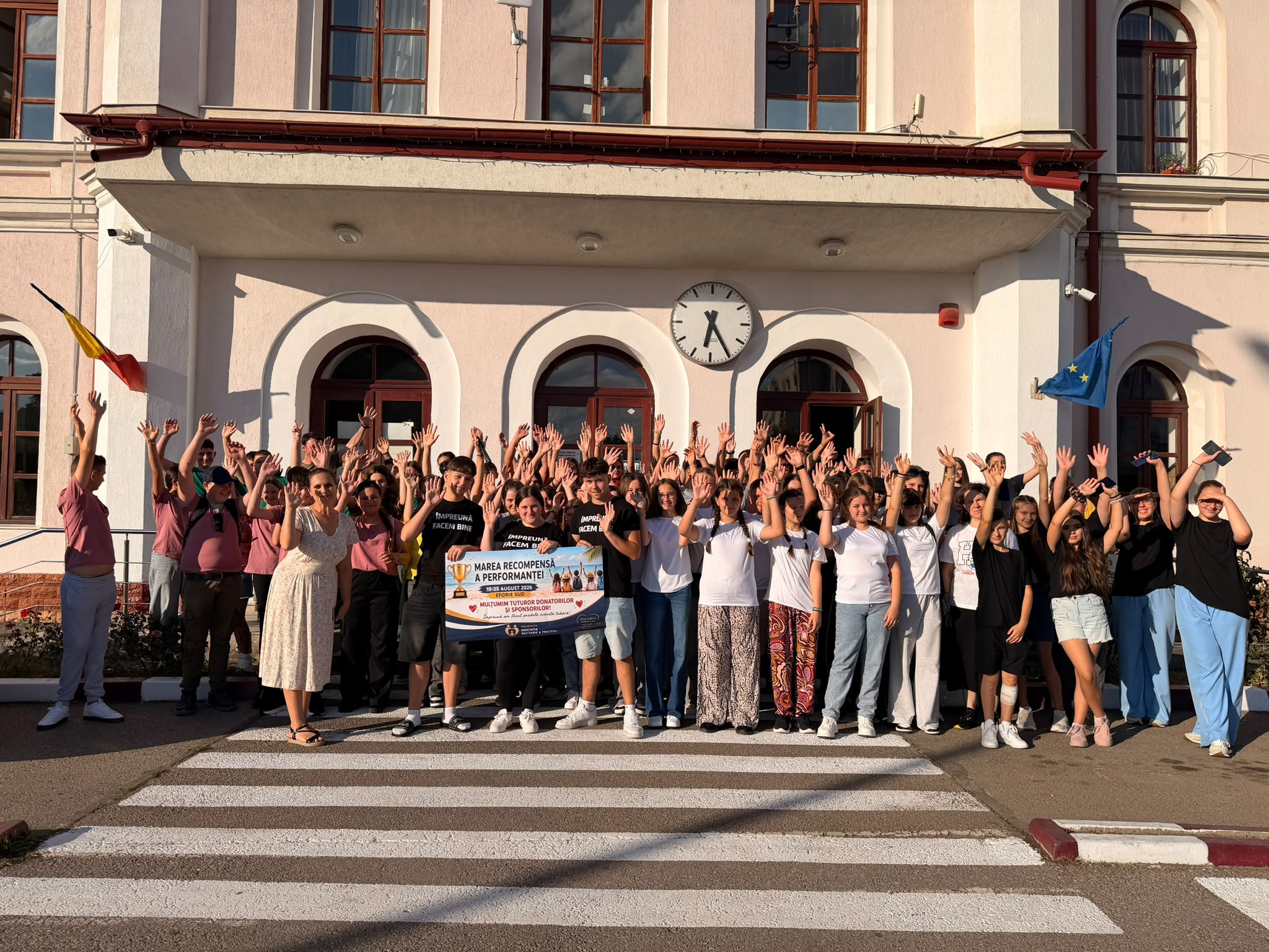 80 de copii premianți din Botoșani au plecat la mare