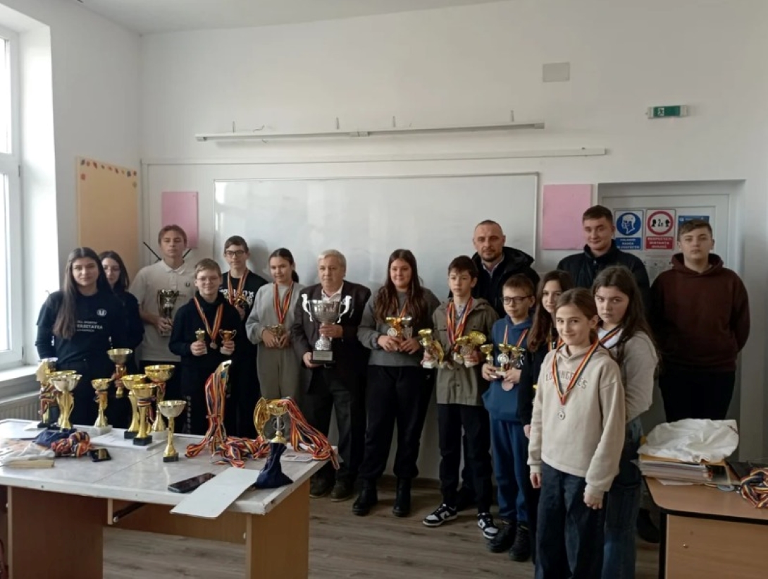 „Fenomenul Oneaga”: Cum au ajuns un învățător și elevii săi dintr-un sat botoșănean să câștige zeci de titluri naționale