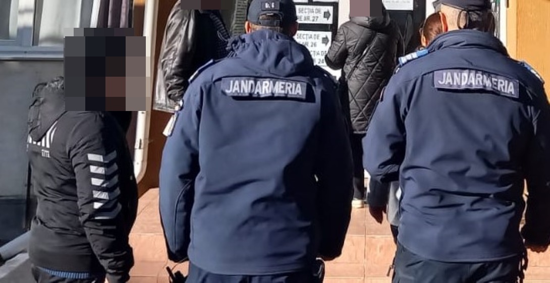 Bărbat imobilizat de jandarmi după ce a făcut scandal în două secții de votare