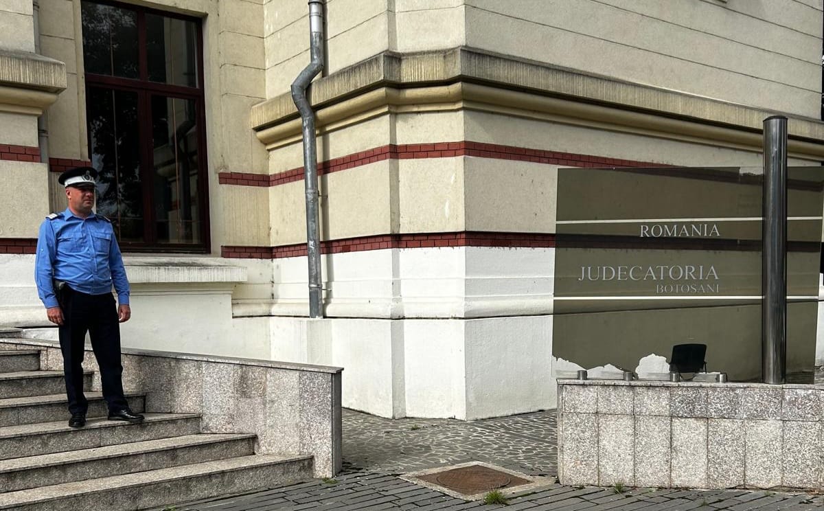 Un bărbat și-a ieșit din minți și a fost la un pas să spargă geamul Judecătoriei Botoșani