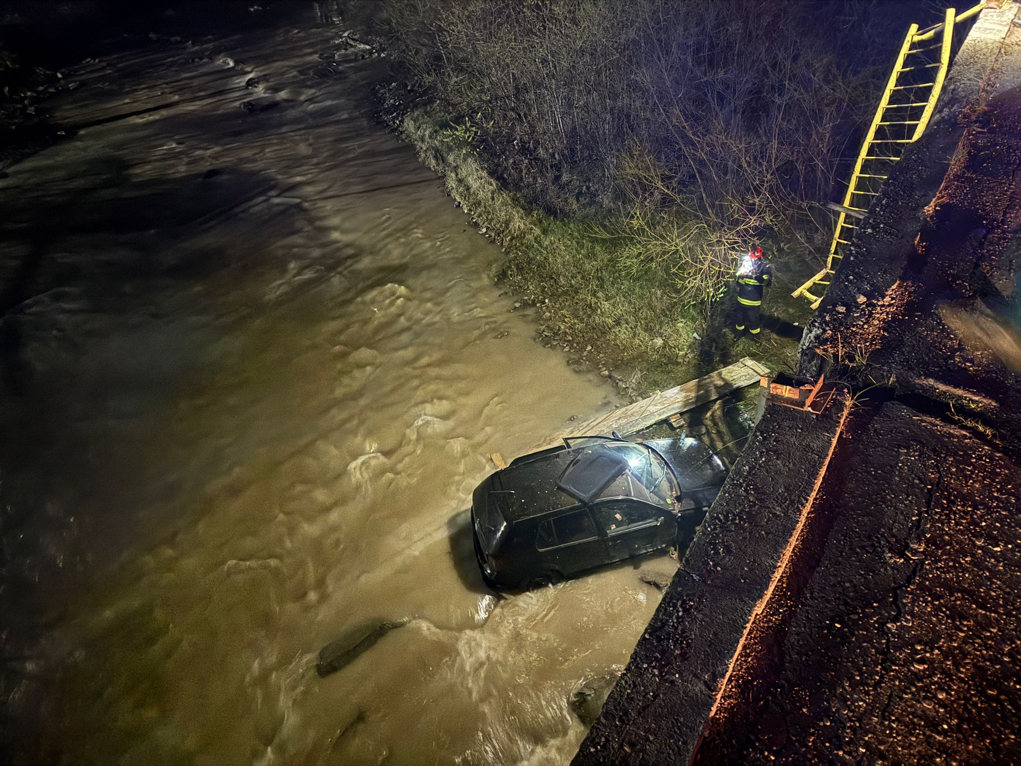 a plonjat cu masina in rau